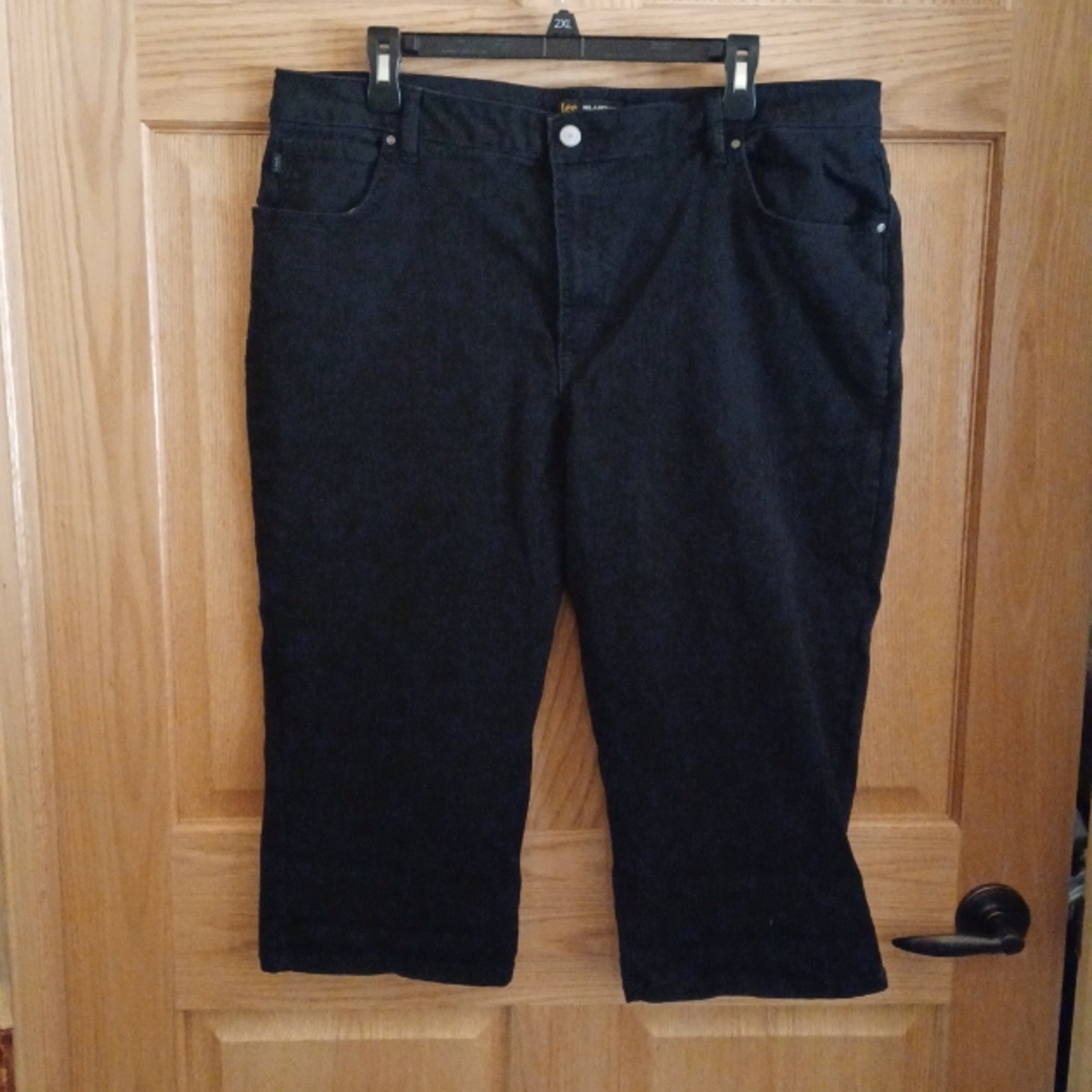 Sz 18 Lee Black Denim Relaxed Fit, Mid-Rise Capri's